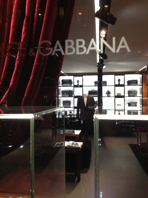 Noeud papillon en vitrine de la boutique Dolce & Gabbana, rue du Faubourg Saint Honoré